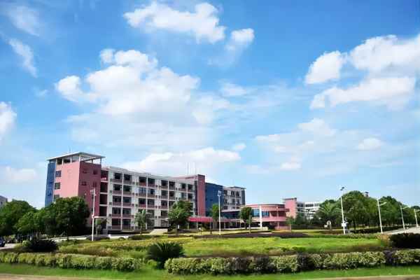 2023年武汉纺织大学全日制自考本科助学班学费详细